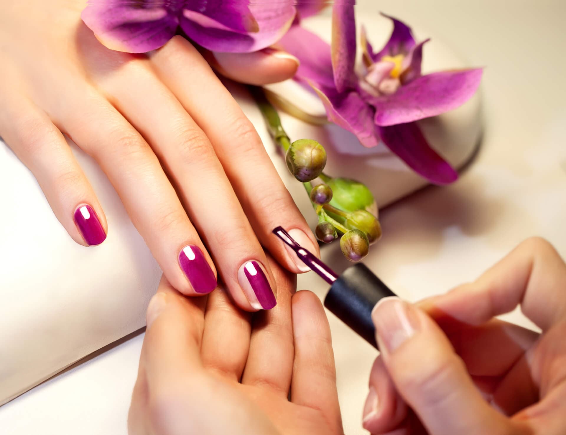 Dale vida a tus uñas con nuestra manicura y pedicura